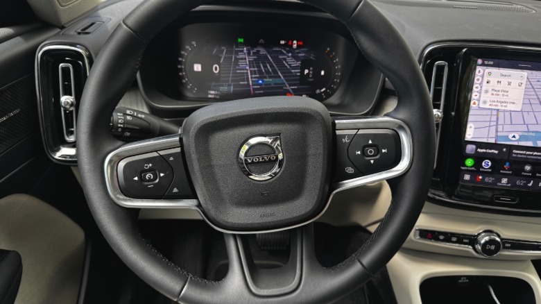 Eine Nahaufnahme des Lenkrads des XC40