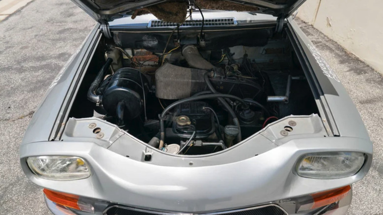 In der Motorhaube eines Citroën M35 von 1970 ist der Wankel-Wankelmotor zu sehen.