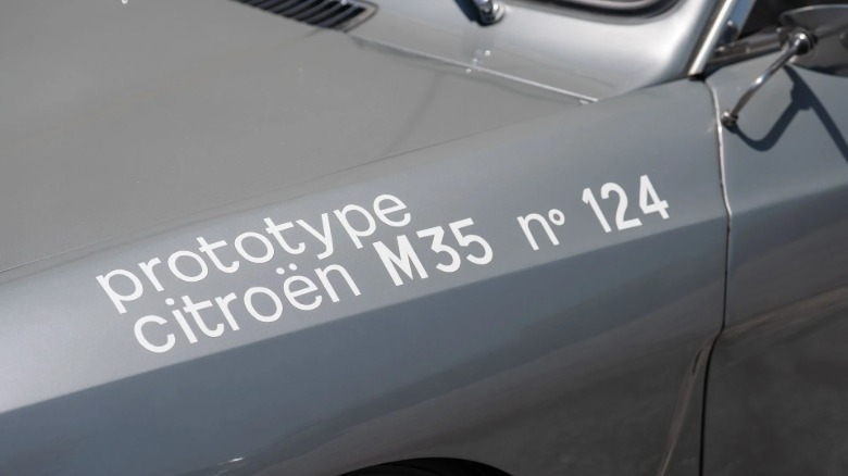 Schriftzug auf dem vorderen Kotflügel eines Citroën M35-Prototyps von 1970