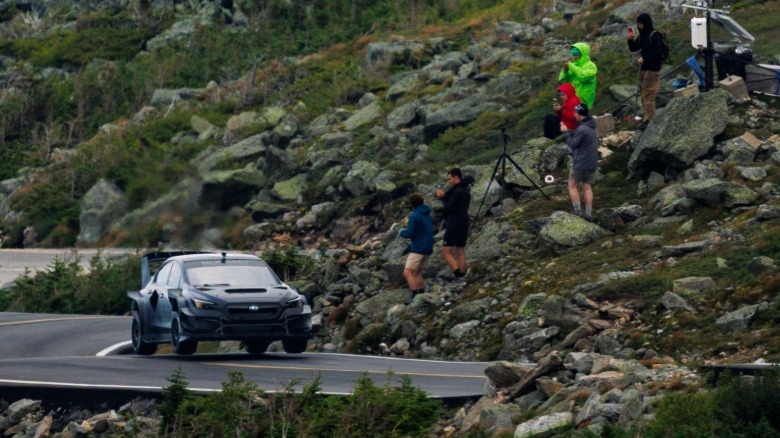 Scott Speed ​​und Project Midnight schnappen vor den Zuschauern Luft über Unebenheiten auf der Mount Washington Auto Road