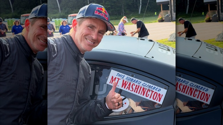 Scott Speed ​​zeigt den Daumen hoch, während er neben Project Midnight steht