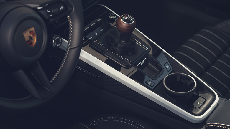 Schalthebel eines 2027 Porsche 911 Carrera S mit MT-Paket