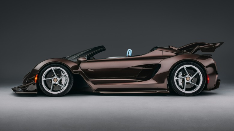 Seitenansicht eines braunen Czinger 21C Spyder