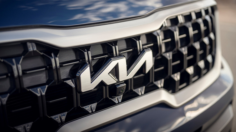 Nahaufnahme des Kia-Emblems auf der Vorderseite eines 2023 Telluride.