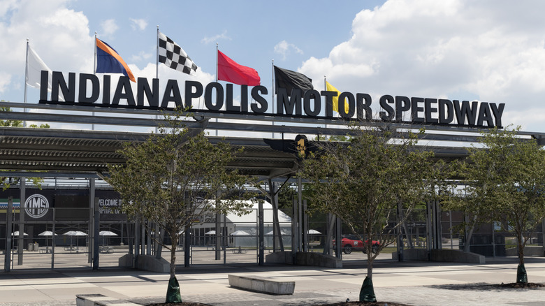 Der Eingang zum Indianapolis Motor Speedway