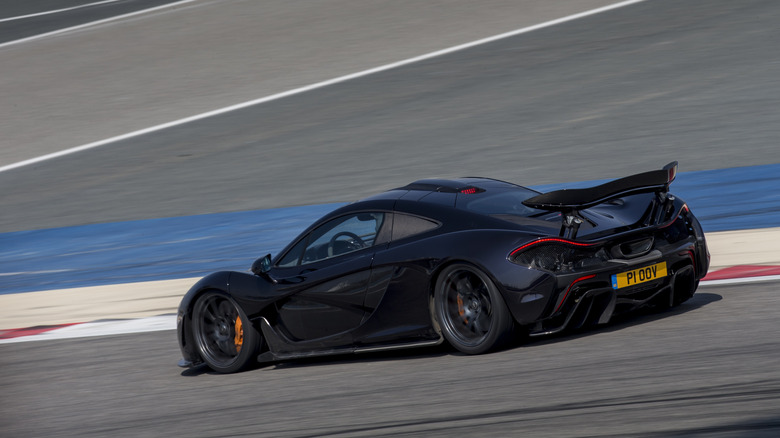 3/4-Hinteransicht eines schwarzen McLaren P1 auf der Strecke.