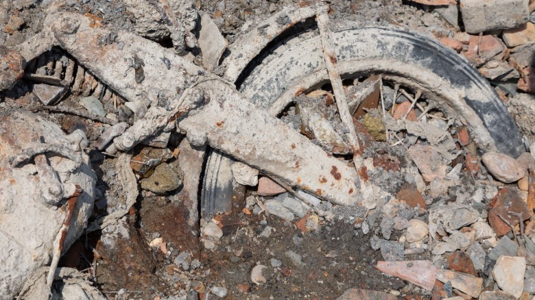 Ein teilweise im Schlamm versunkenes Fahrrad