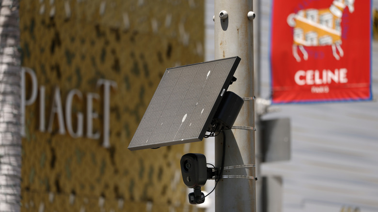 BEVERLY HILLS, KALIFORNIEN – 3. AUGUST: Am 3. August 2026 ist in Beverly Hills, Kalifornien, eine an einem Lichtmast montierte Flock Safety-Kamera zu sehen. Die automatischen Nummernschild-Lesekameras von Flock Safety wurden an über 120.000 Standorten in 49 Bundesstaaten eingesetzt und nutzen künstliche Intelligenz, um Fahrzeuge anhand ihrer Nummernschilder, Marke, Modell und Farbe zu identifizieren, um den Strafverfolgungsbehörden bei der Aufklärung von Straftaten zu helfen.