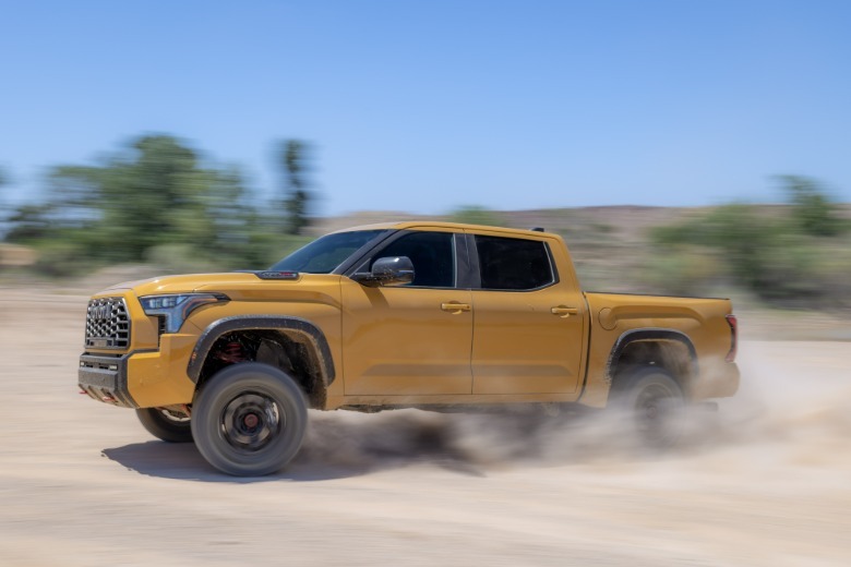 Seitenansicht eines gelben Toyota Tundra TRD Pro, der auf dem Dreck driftet