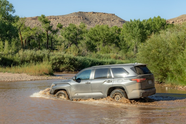 Ein Toyota Sequoia Trailhunter watet durch Wasser