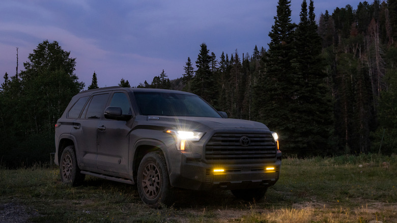 2027 Toyota Sequoia Trailhunter vorne 3/4 Nacht