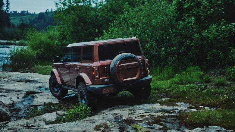 Hinten 3/4 des Ford Bronco Filson.