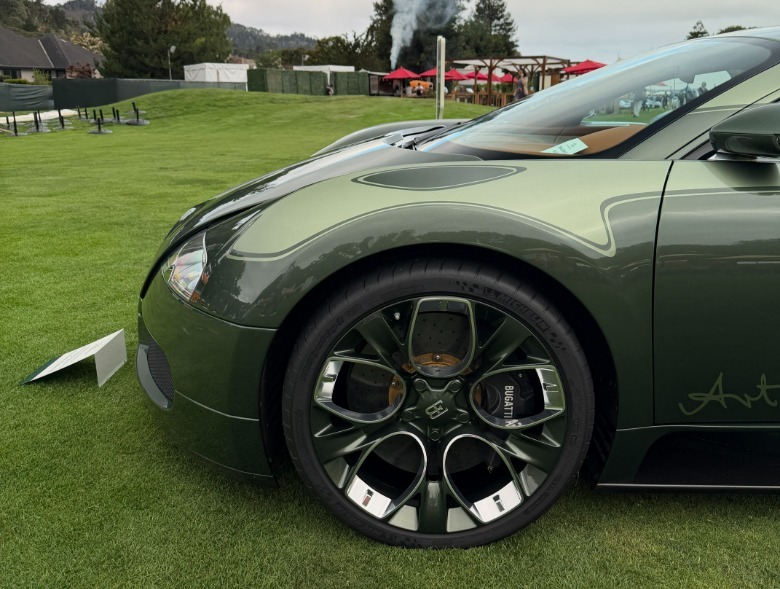Vorderräder eines grünen Bugatti Veyron