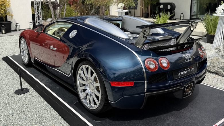 Hintere 3/4-Ansicht eines orange-blauen Bugatti Veyron