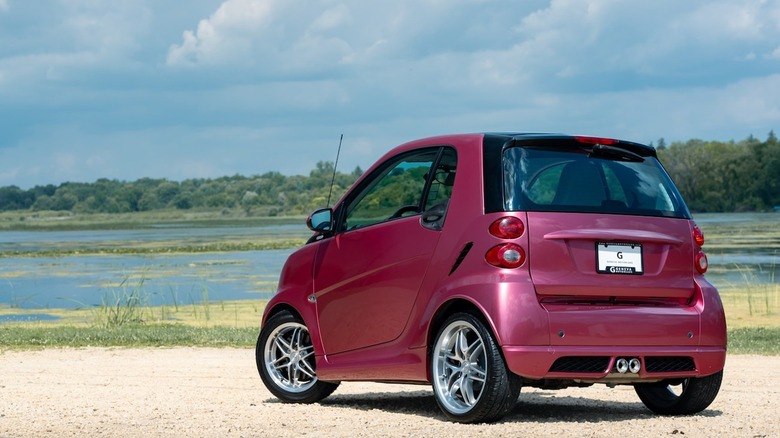 Ein rosafarbener Brabus Smart ForTwo von hinten