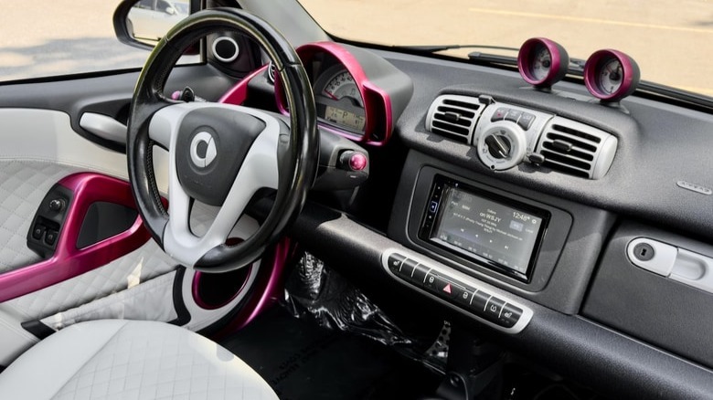 Rosafarbenes Brabus Smart ForTwo-Armaturenbrett