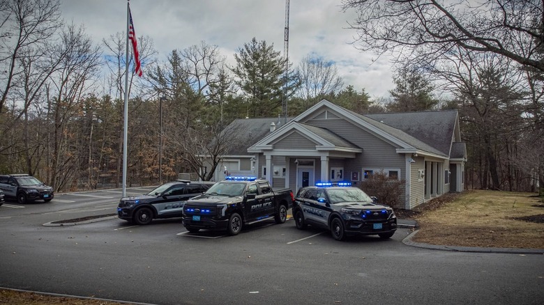 Drei Polizeiautos mit Blaulicht parkten vor der Polizeibehörde von Stow, Massachusetts