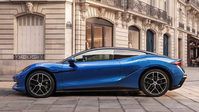 Supersportwagen Denza Z Coupé in Blau auf einer Stadtstraße geparkt