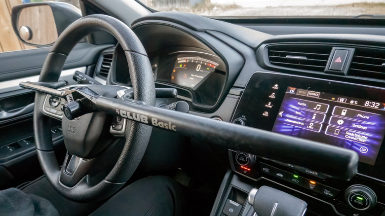 Ein Lenkradschloss an einem Honda CR-V.