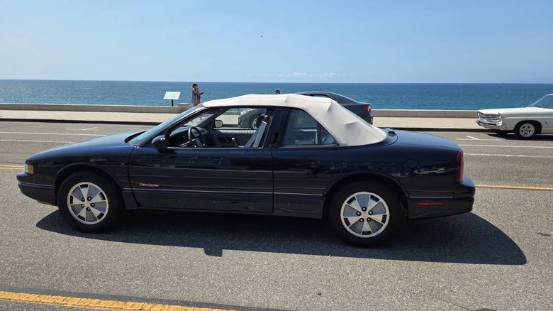 1991 Oldsmobile Cutlass Supreme Cabrio, Seitenansicht mit geöffnetem Verdeck