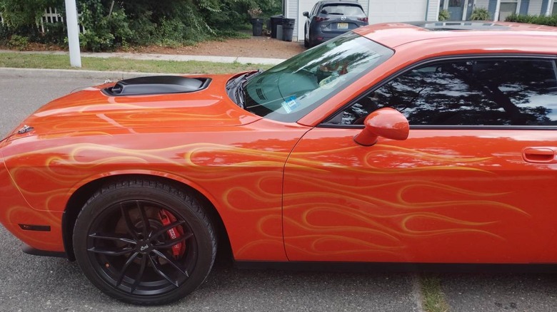Individuelles Detailbild der Flammenlackierung des 2010 Dodge Challenger R/T