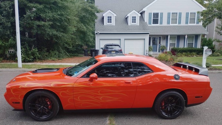 Benutzerdefiniertes Bild auf der Fahrerseite des 2010 Dodge Challenger R/T