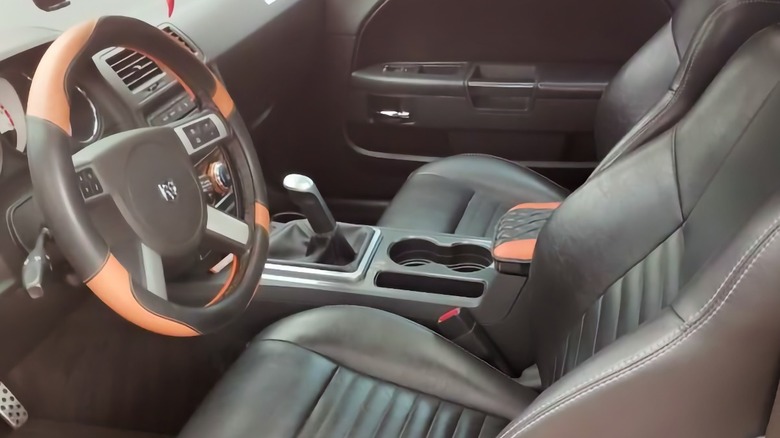 Benutzerdefiniertes Fahrersitzbild des 2010 Dodge Challenger R/T
