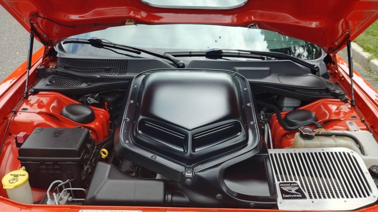 Maßgeschneiderter Motorraum des 2010 Dodge Challenger R/T mit Bild der Shaker-Haube