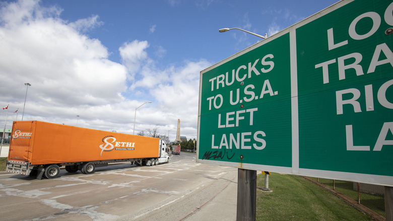 Lastwagen machen sich auf den Weg zur Ambassador Bridge, um am 1. April 2025 in Windsor, Kanada, in Detroit in die Vereinigten Staaten zu gelangen.