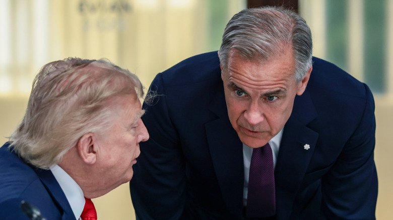 US-Präsident Donald Trump spricht mit dem kanadischen Premierminister Mark Carney bei einem Arbeitsessen mit Staats- und Regierungschefs der G7 und des Nahen Ostens am 16. Juni 2026 in Evian-les-Bains, Frankreich