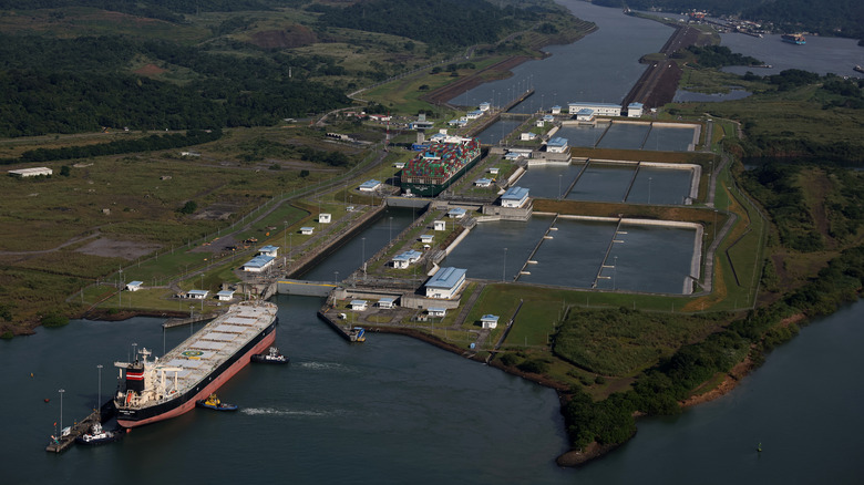 In einer Luftaufnahme passiert das Containerschiff Tampa Triumph die Miraflores-Schleusen, während es am 20. September 2023 in Panama City, Panama, den Panamakanal durchquert.