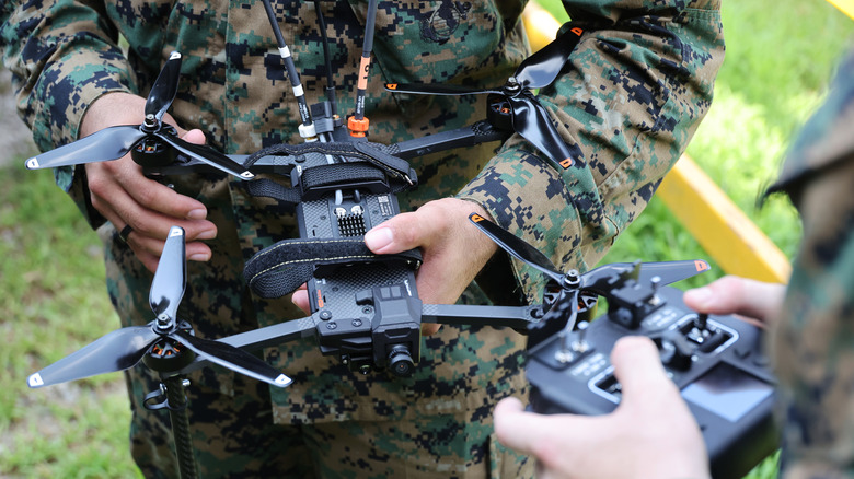 US-Marineinfanteristen bereiten sich auf den Handstart einer FMV-Drohne während einer Übung in Südkorea im Jahr 2026 vor