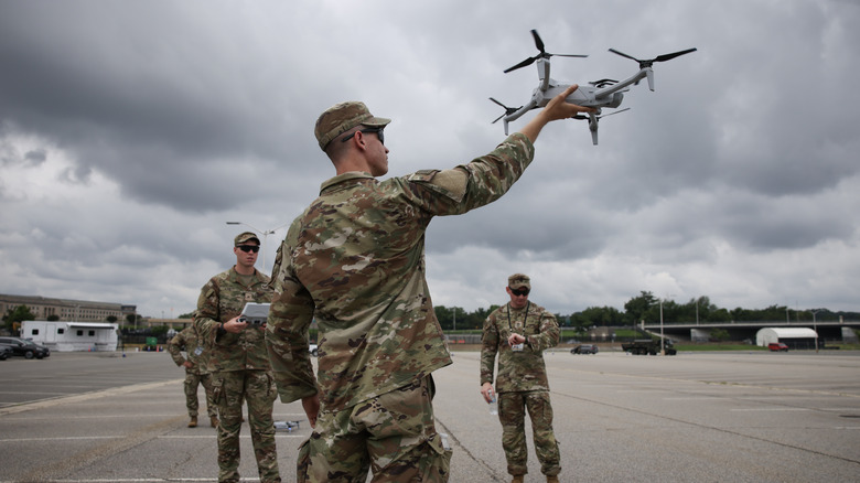 Ein Soldat der US-Armee startet während der Parade am 14. Juni 2025 in Washington, D.C. von Hand eine Drohne