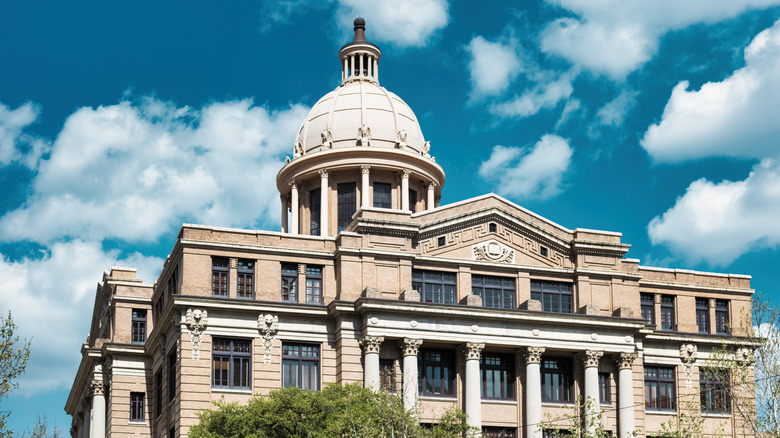 Harris County Courthouse in der Innenstadt von Houston, Texas, USA an einem sonnigen Tag.