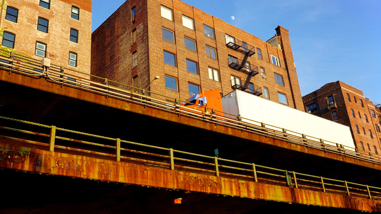 Brooklyn, NY, USA – 16. Juni 2024: Nach 80 Jahren intensiver täglicher Nutzung plant New York, den rostigen, ikonischen dreifach freitragenden Abschnitt des Brooklyn-Queens Expressway in Brooklyn Heights zu ersetzen.