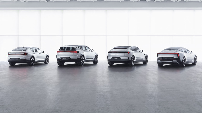 Polestar-Fahrzeugaufstellung vor weißem Hintergrund