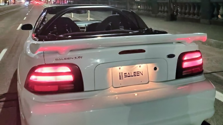 1994 Saleen Mustang S351-Hommage-Heck bei Nachtbild