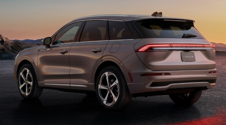 Hintere 3/4-Ansicht eines kupfernen 2027 Lincoln Corsair