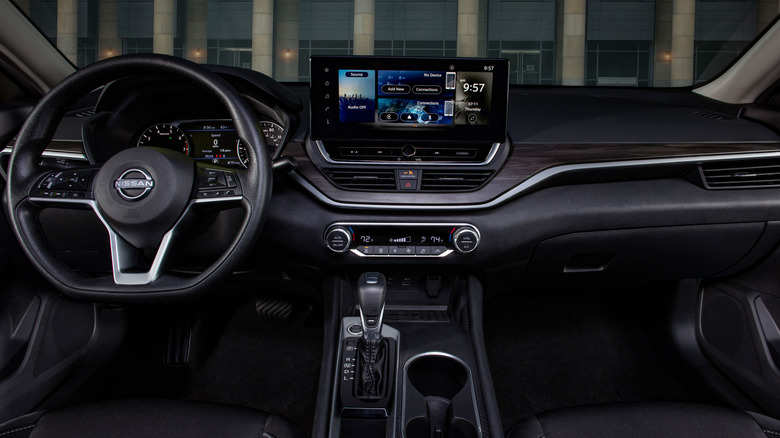 Innenraum eines Nissan Altima 2025.