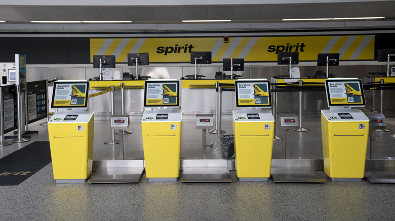 Der Ticketschalter von Spirit Airlines am Detroit Metro Airport ist geschlossen, nachdem die Fluggesellschaft über Nacht am 2. Mai 2026 in Romulus, Michigan, geschlossen hatte.