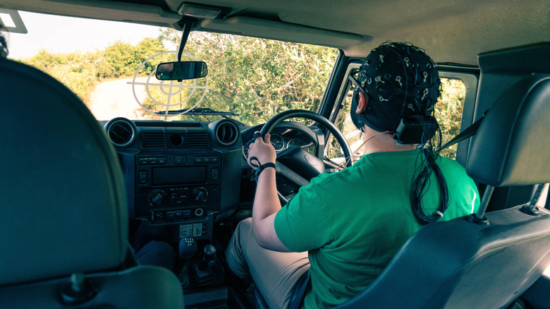 Ein mit Sensoren ausgestatteter Fahrer fährt einen Land Rover im Gelände
