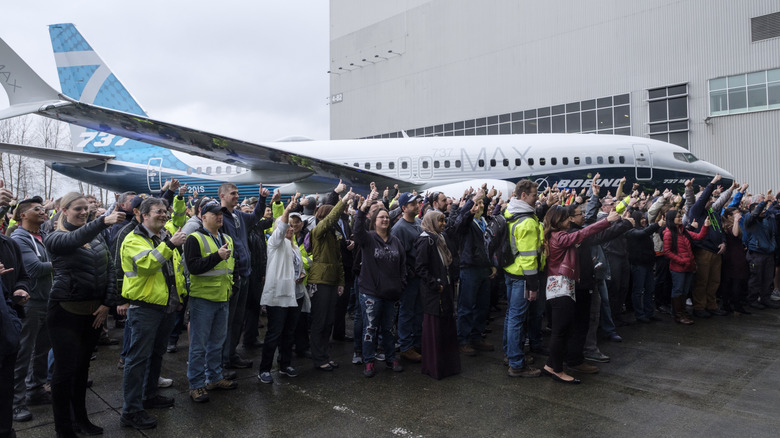 Bereits 2018 feiern Boeing-Mitarbeiter den ersten Testflug der 737 Max 7