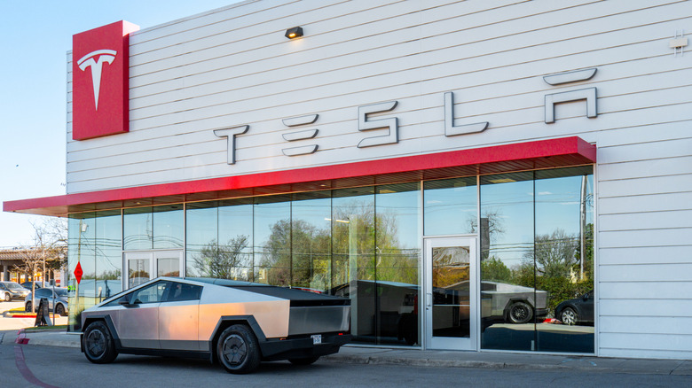 Ein Tesla Cybertruck parkte vor einem Tesla-Geschäft in Austin, Texas.