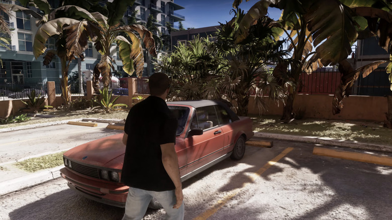 Jason geht in GTA6 auf sein rotes E30-ähnliches Cabrio zu.