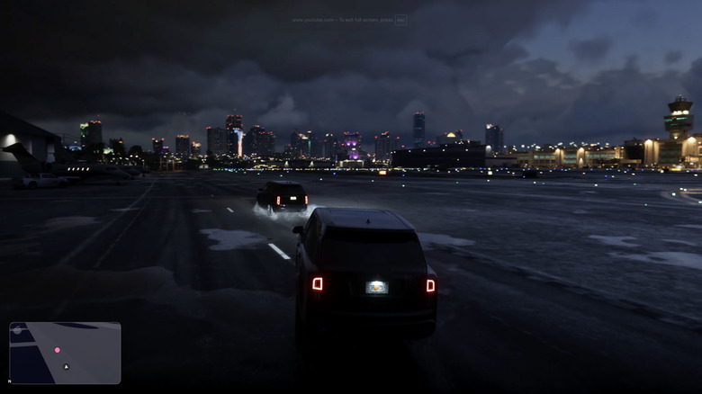Ein schwarzer Rolls-Royce Cullinan-ähnlicher SUV fährt in einem Konvoi von einer Landebahn eines Flughafens in GTA6.