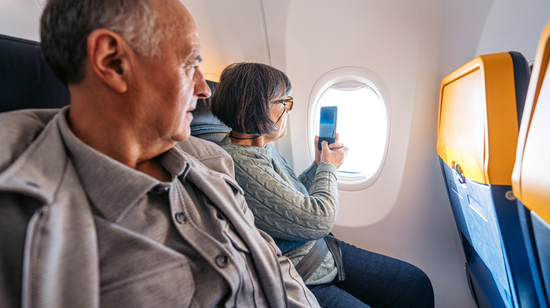 Ein Foto aus dem Fenster eines Flugzeugs machen