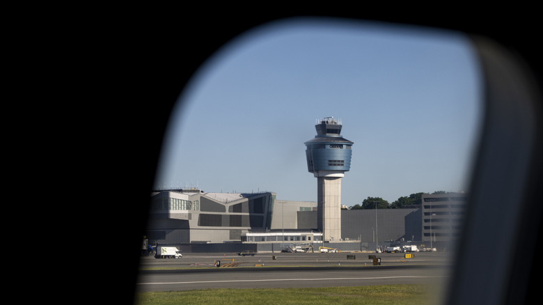 Der Flugsicherungsturm (ATC) am LaGuardia Airport (LGA) in Queens am 3. Juni 2026 in New York City.
