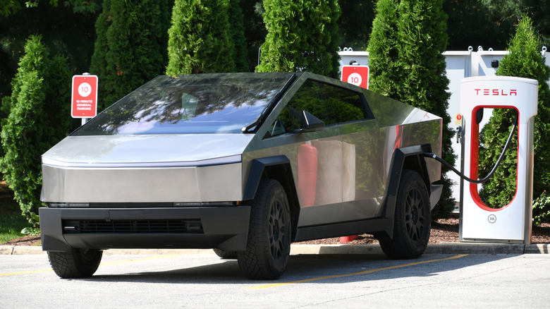 Elektrofahrzeug Tesla Cybertruck EV angeschlossen und aufgeladen. Staunton, VA, 12. Mai 2024