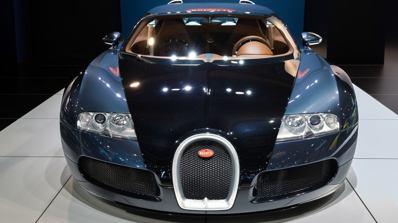 Bugatti Veyron parkte auf einem Ständer