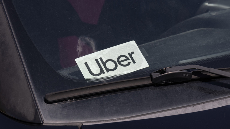 Nahaufnahme eines Uber-Aufklebers auf einer Windschutzscheibe.